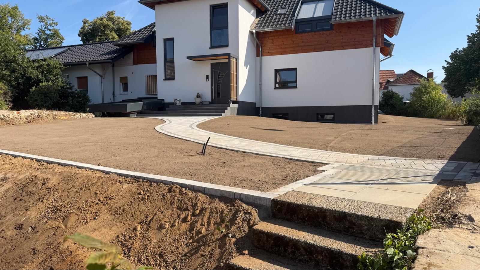 Gartenumgestaltung mit Gehweg und Podest